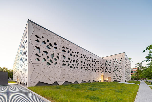 Architekturbeton, Betonfertigteile, Fertigteilfassade, Gerätturnhalle der Universität Potsdam
